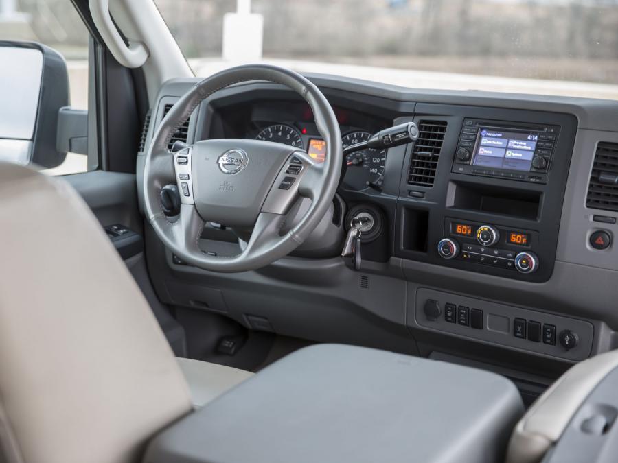  Nissan NV3500 HD Passenger Van 2011 года  (фото 8 из 8)
